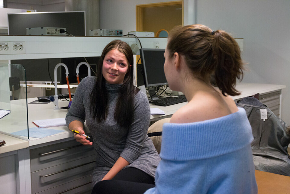 FORNØYDE. Medisinstudentene Ingunn Anette Halset (til venstre) og Iselin Kulild kjenner seg ikke igjen i resultatene fra Studiebarometeret. FOTO: BEATE FELDE.