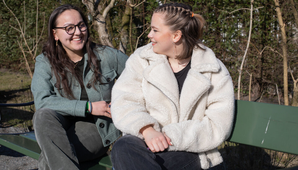 FORNØYD. Tonje-Malin Rhrich (t.v.) og Annika Haugland (t.h.) i FN-studentene synes prisen var fortjent. FORNØYD. Tonje-Malin Rhrich (t.v.) og Annika Haugland (t.h.) i FN-studentene synes prisen var fortjent.