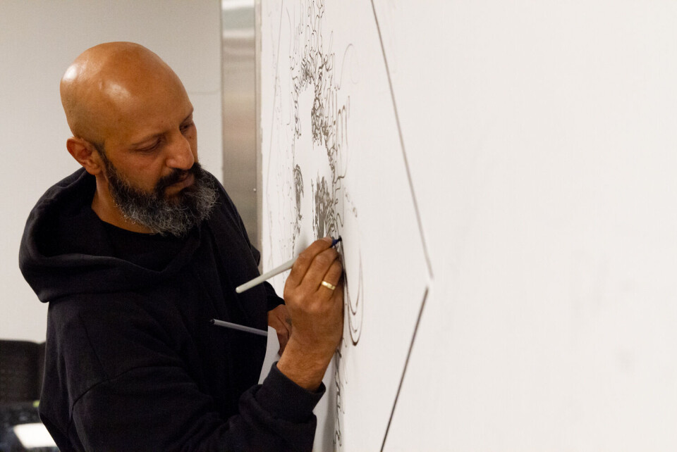 KUNSTNEREN. Nimi er opptatt av samfunnet og menneskerettigheter. Derfor var det passende at han satt sitt preg på debatten og diskusjonens vannhull, Diskuterbar. FOTO: ANNA JAKOBSEN