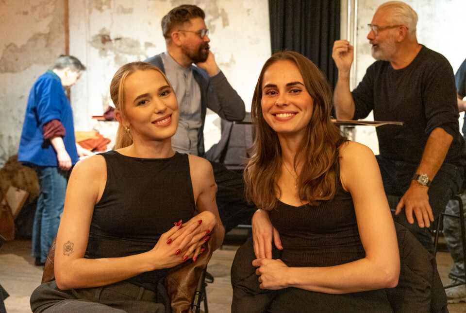 IKKJE IN THE AKT: No poserar dei, men dei måla også. Frå venstre: Aida Skarvatun og Anna Nore.