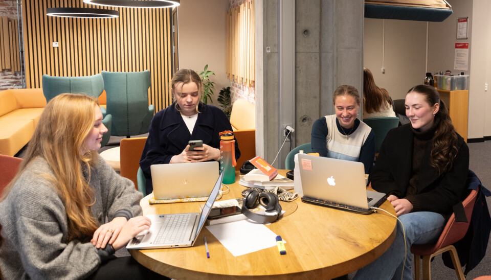 STRESS: Studentene Solveig Kolstad Jensen, Anna Iversen, Maria Ekseth og Aimee Aurdal kjenner alle innimellom på stress i studiehverdagen.