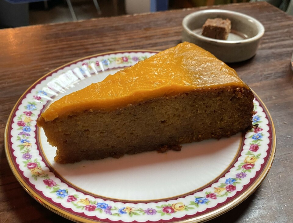 BÅDE KAKE OG PILS: Du får i pose og sekk på Vågal.