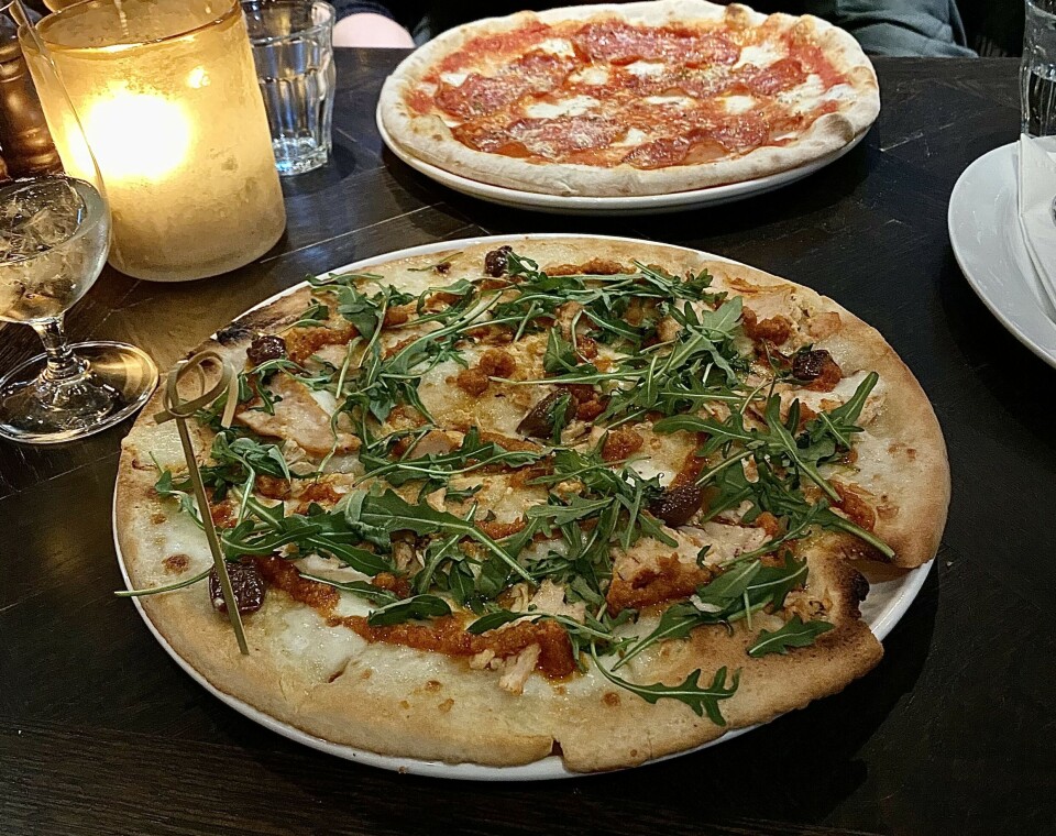 DOUBLE TROUBLE: Pizzadate på Olivia.