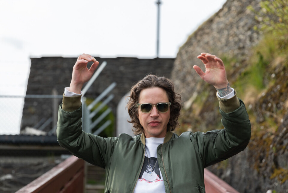 HANDS UP: Robbie beskyttet ansiktet med hendene.