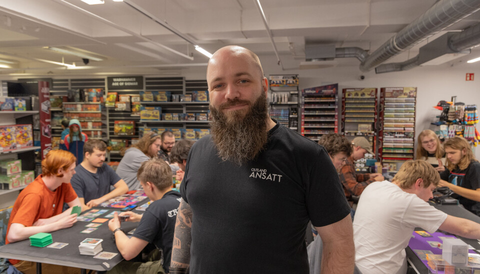 STOLT NERD: Joachim Hjelvik er ansatt og hovedansvarlig for samlekortspill og miniatyrer