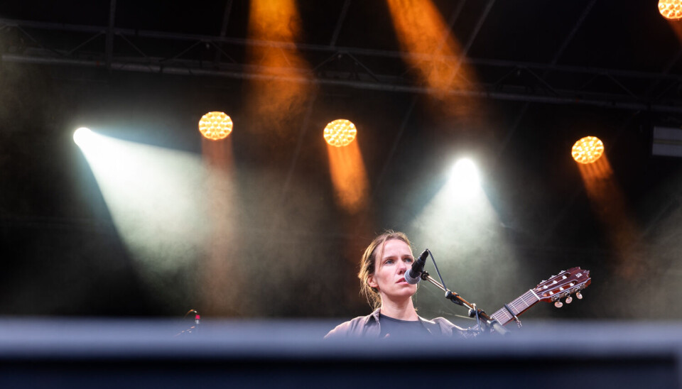 FAEN: Kaja Gunnufsen får publikum til å trekke på smilebåndene med sine ironiske kommentarer.