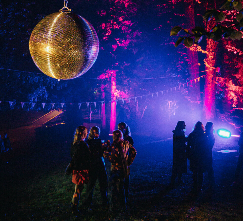 GLITRER: Den ikoniske discokulen lyste nok en gang opp Høyden denne helgen.