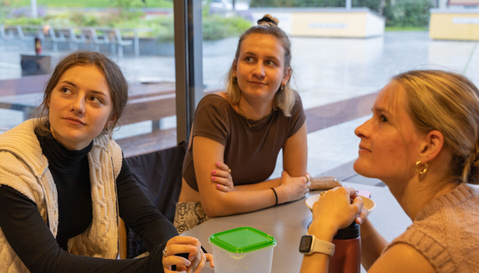 POSITIVE: Utvekslingsstudentene er positive og skulle gjerne bodd mer romslig enn de gjør på Fantoft. (fra v. Emma van der Meer, Elen Häuserovà, Franca Schötz)