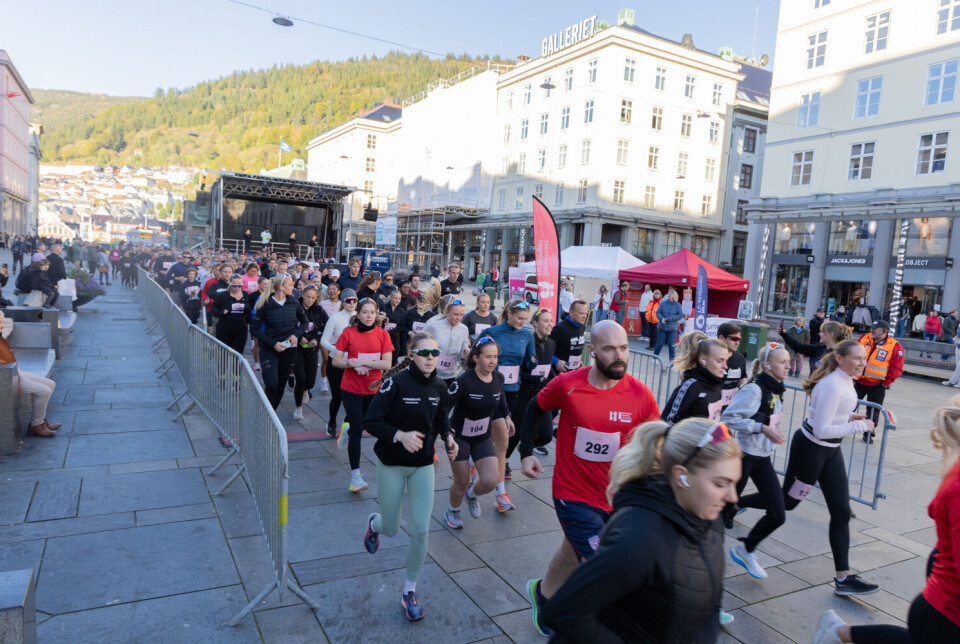DEN FØRSTE METEREN: Ivrige studentar legg ut på velgjerdsløpet med godt humør.