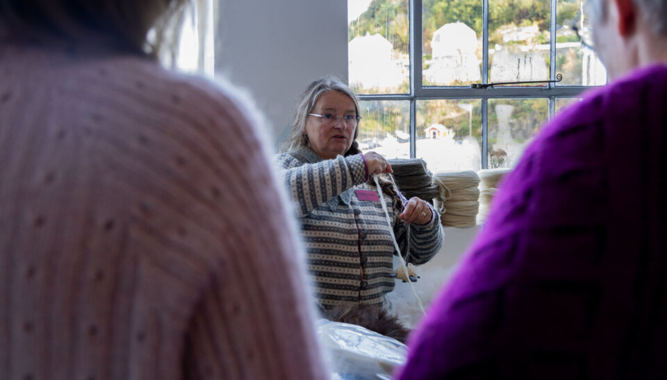 FOR SAUENS BESTE: Kate Robertsen fra Moholtan Gård spinner garn med ull fra egne sauer.