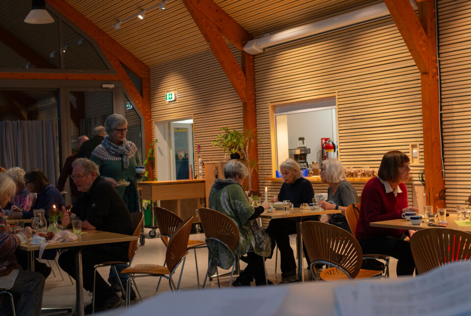 AKTIV HVERDAG: Etter middag synger flere av beboerne i kor.
