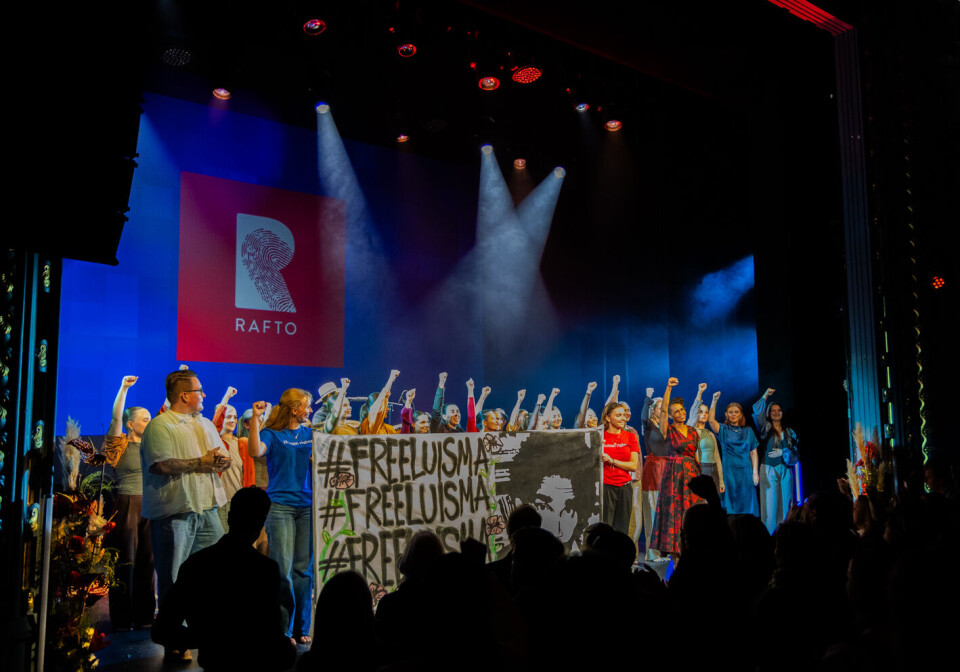 KUNST I FOKUS: Det var flere kulturinnslag under utdelingen. Her presenteres et banner laget av Patrik G. Vik.