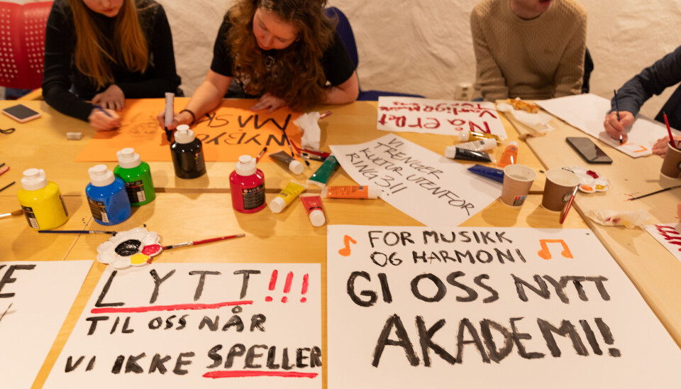 PLAKATMAKERI: Studenter møtte opp i forkant for å lage plakater og bannere.