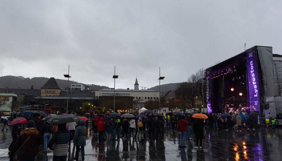 BARE DÅRLIGE KLÆR: Mange av Bergens innbyggere trosset det våte været for å få med seg årets lysfest.