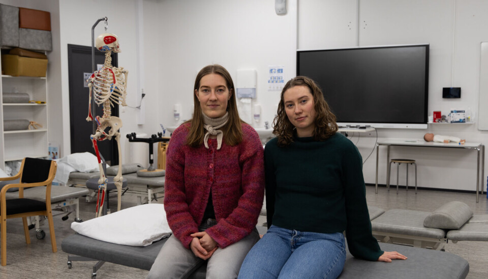 BEKYMRING: Fysioterapistudentene Ann-Kristin Nystøyl Nicolaisen og Hanna Torvanger uttrykker bekymring over manglende kommunikasjon og mulighet for påvirkning av kuttene på studiet.
