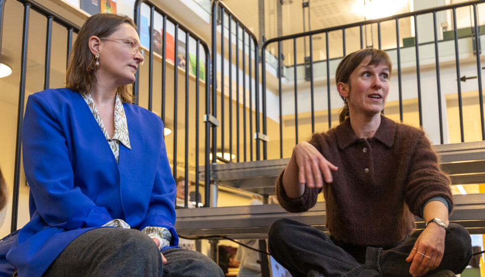 PÅ TVERS: Ingrid Ellestad (t.v) og Laurie Lax forteller om BIT Teatergarasjen sin historie.