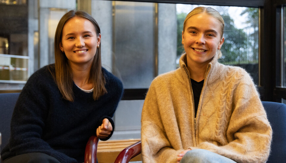 FORNØYDE: Ingrid Steinmo (t.v) og Marie Brennskag liker å variere på hvor de sitter, her med fin utsikt over Nygårdsparken.