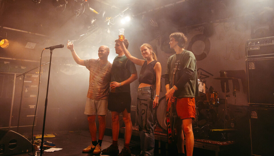 SENDER EN TAKK: Studvests anmelder var glad han sto litt unna høytalerne, men var ellers ganske fornøyd med Pom Poko-konserten på hulen.