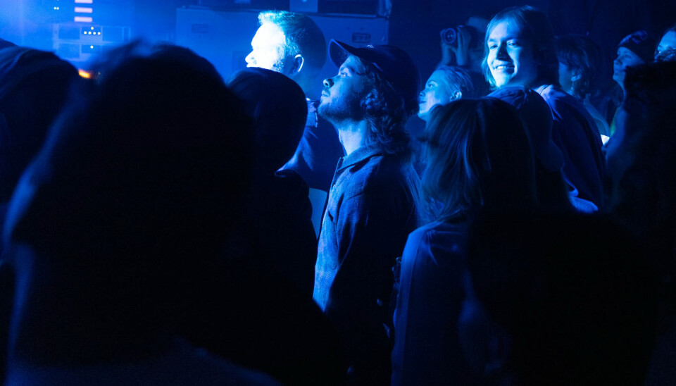FANS: Publikum synger med på overraskende mange sanger under Pom Poko-konserten.