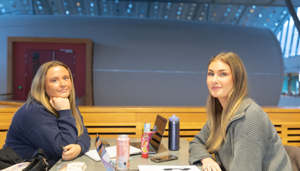 LOMMEBOKEN STEMMER: Madeleine Eriksen (t.v.) og Emma Toth (t.h.)