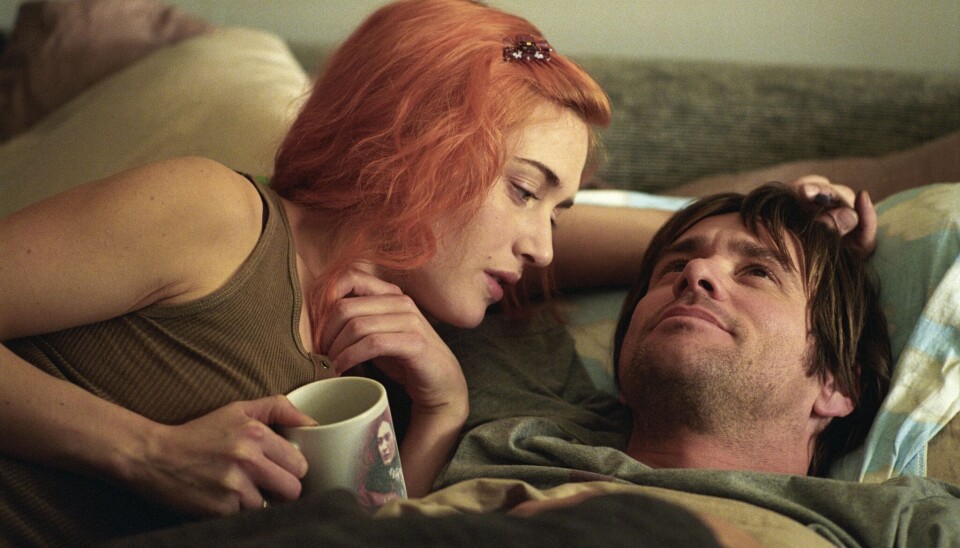 VARM: «Evig solskinn i et plettfritt sinn» er en lite klisje romantisk komedie med Jim Carrey og Kate Winslet i hovedrollene.