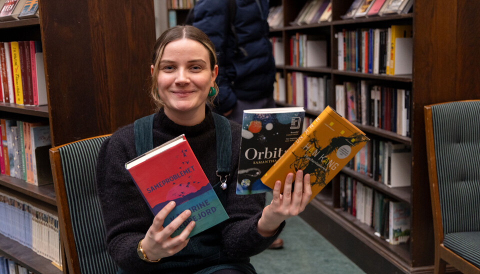 ÅRETS PRISVINNERE: Litteraturformidler Hanne Sæverås fra Hovedbiblioteket viser frem noen høyt anerkjente boktips.