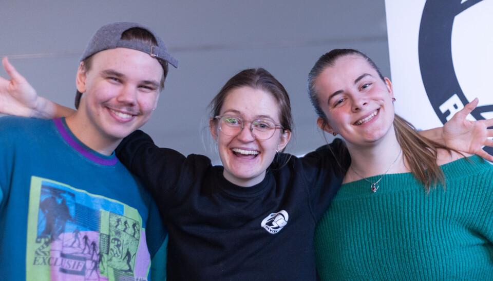ENGASJEMENT: Revysjef i HF-revyen, Ingeborg Nilsen Vatle (midten), ble overrasket over hvor mye respons de fikk når de skulle gjenopplive revytradisjonen på fakultetet. Her på stand med koreograf Kim Haugen (h) og skrivesjef Håvard Høier Sandvik (v).