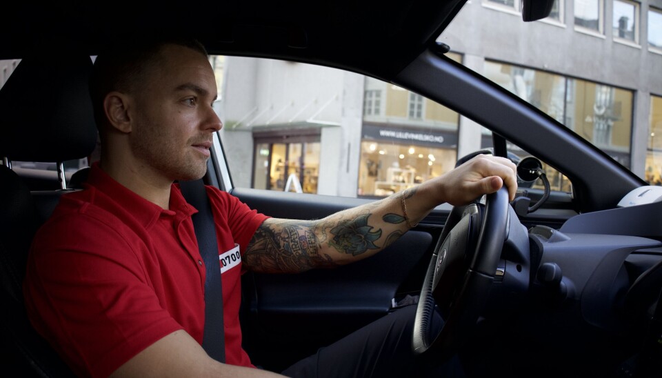 TRIVES: Erik Wiederstrøm trives godt med deltidsjobben som taxisjåfør.