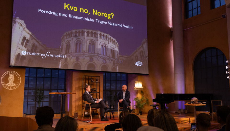 SAMTALE: Spørsmål om bruk av Oljefondet og en stagnering av produktivitetsvekst i Norge preget samtalen mellom debattleder i Studentersamfunnet, Henrik Helgeland, og finansministeren.