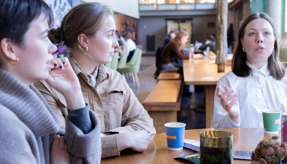 TINDERIFISERT: Studentene Anne Nordvik (v), Elin Moberg og Alice Marie Føreland (h) mener det er for lett å avskrive potensielle partnere gjennom mobilen.