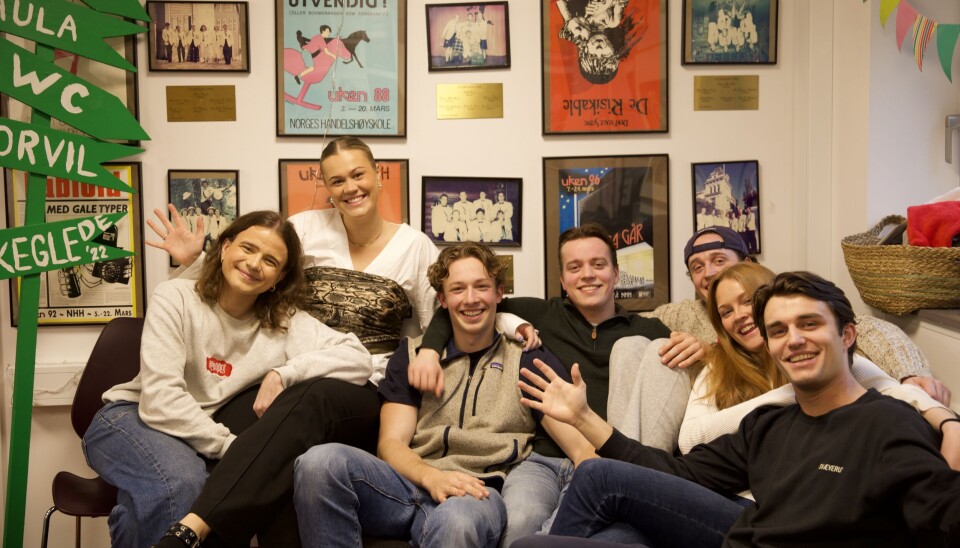 UKEN 2026: UKEstyret som skal arrangere UKEN 2026 stiller mannsterke på sitt kontor i forbindelse med MidtUKEfest denne helgen. Fra venstre: Sivert Sundre Abrahamsen, Emma Katrine Midtbø, Noah Ekroll Solberg, Morten Rein, Arman Andreas Lange, Julia Kråkenes og Emil Dehlin Hansen.