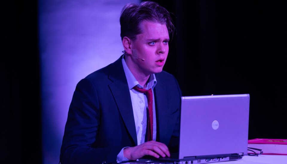 TANKEVEKKER: Revyen kan til tider vere meir enn berre morosam meiner vår meldar.