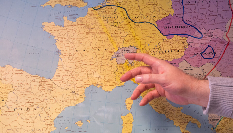 EUROPA I ENDRING: Førstemanauensis ved UiB, Terje Knutsen, viser et kart som forteller mye om Europas historie og hvordan det europeiske fellesskapet samhandler i dag.