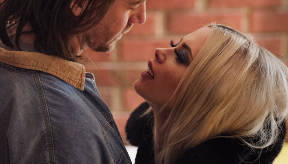 DRONNING: Vår anmelder er splittet. Skal man la seg underholde?