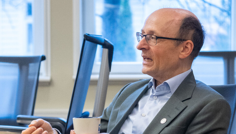 DEKAN: Karl Harald Søvig viste stortingsrepresentantene rundt på fakultetet.