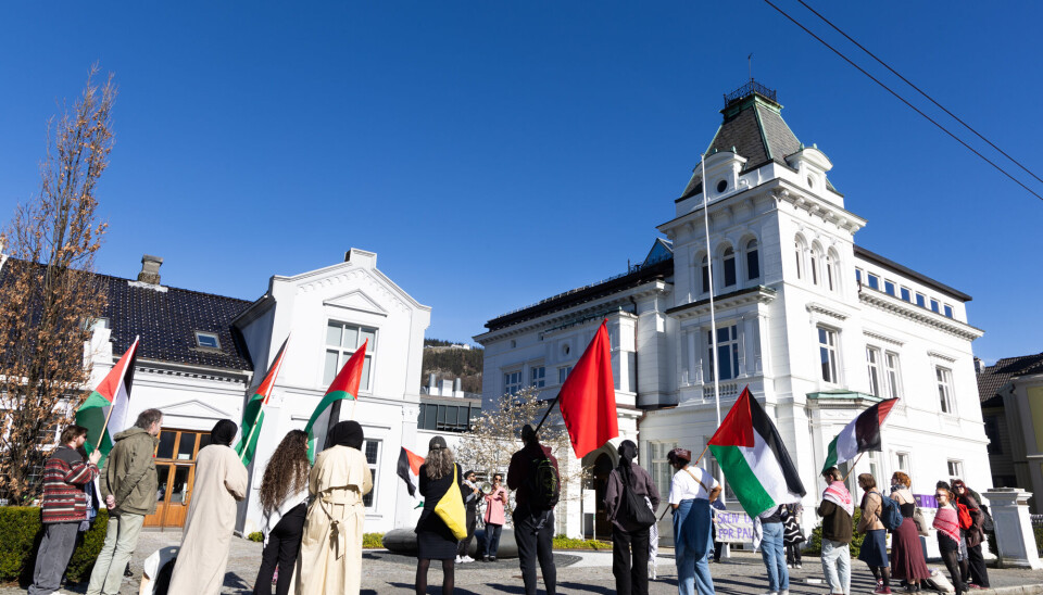 DEMONSTRASJON: Flere demonstrerte utenfor kontoret til rektoren på Universitetet i Bergen.