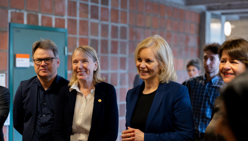 PÅ BESØK: Sigrun Aasland sammen med UiBs rektor Margareth Hagen på Realfagbygget.