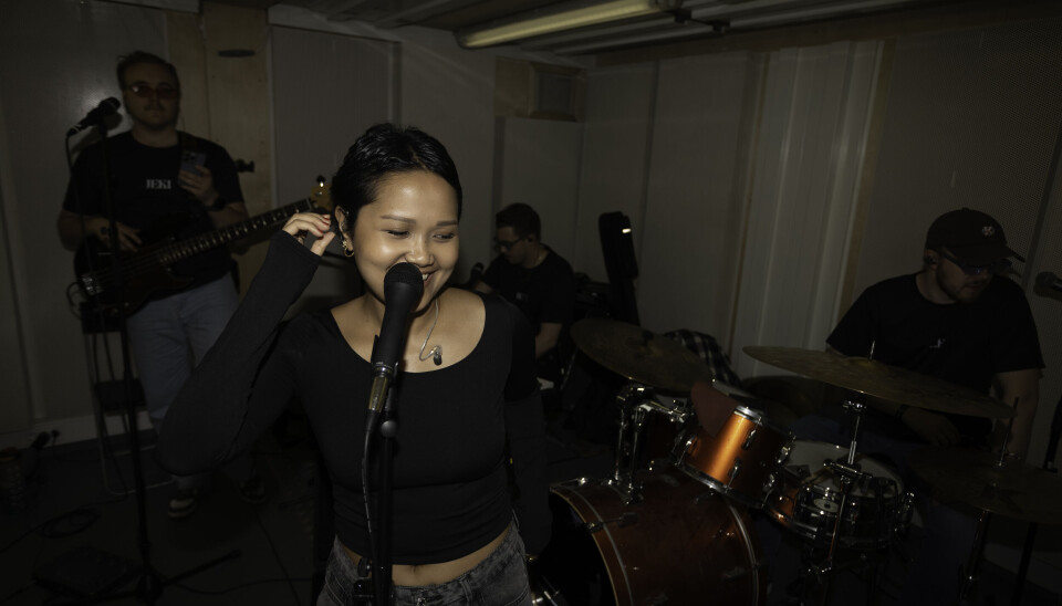 FEIRER: Jeki og bandet øver før konserten som markerer et år som ble ganske annerledes enn det hun så for seg.