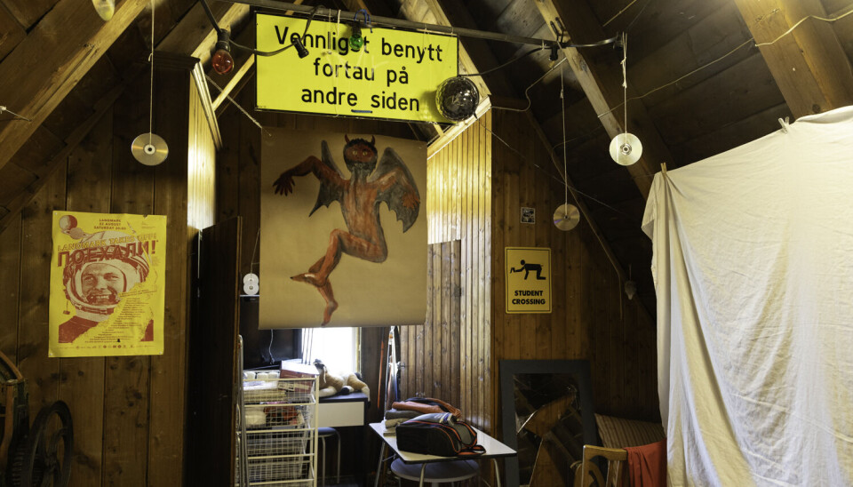 HUSFEST: På tørkeloftet hos familien Hest, hvor rester fra siste temafest fremdeles henger oppe.