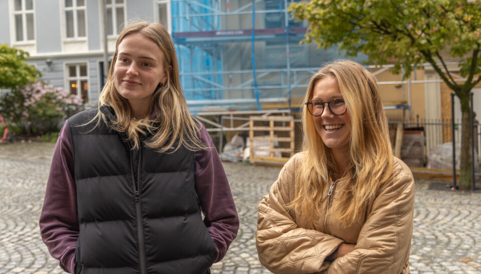 STUDENTER: Caroline Gjøsdal og Fredrikke Skahjem forteller om deres erfaringer med sommerjobb.