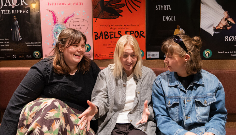 DRAMAKIDS: Teatersjef Birkeland (t.v) og PR- og kommunikasjonsansvarlige Kaia Lødrup (27) og Helle Hesjadalen (23) (t. h) gleder seg til å endelig åpne festivalen de har jobbet med i lang tid.