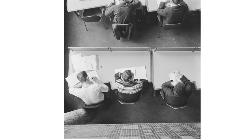 SAMME GAMLE: Studenter i arkivet lar seg distrahere på lesesalen.