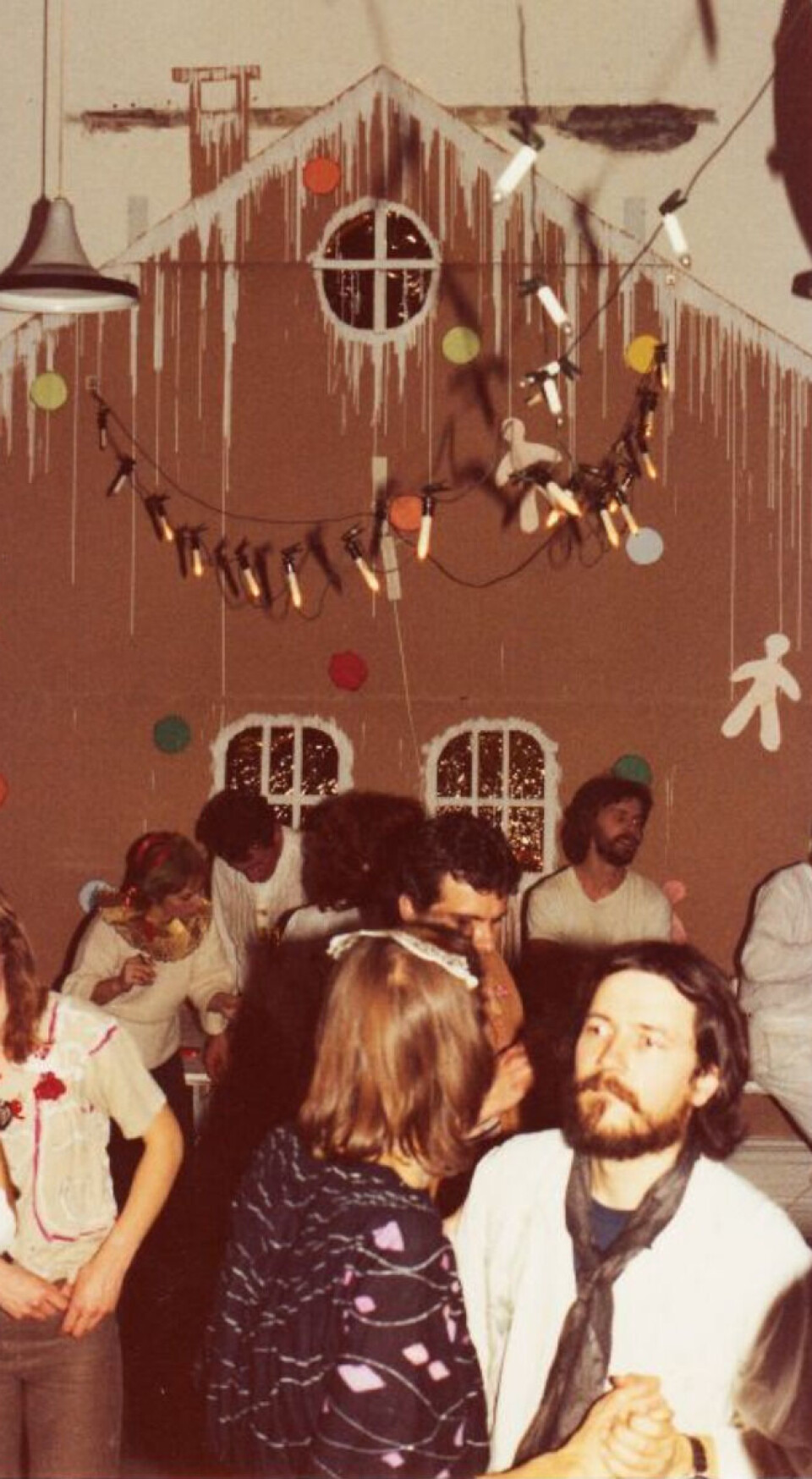 KOSTYMER: Kunsthåndverksskolen i Bergen hadde i 1982 den store kakefesten som tema.
