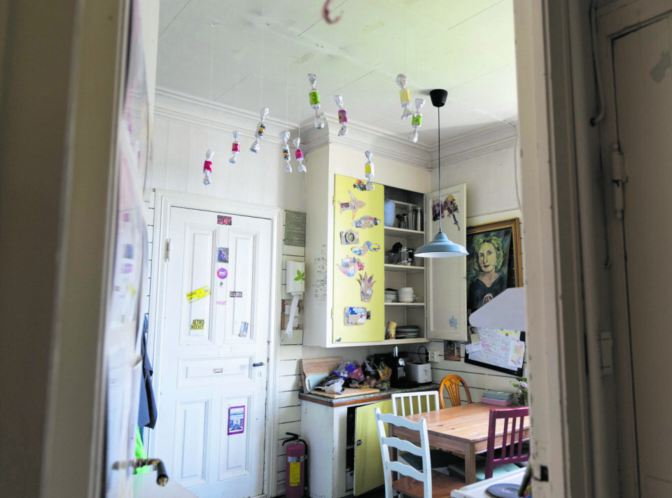 PÅ KJØKKENET: Årevis med studentpynt er representert på veggene hos familien Hest.