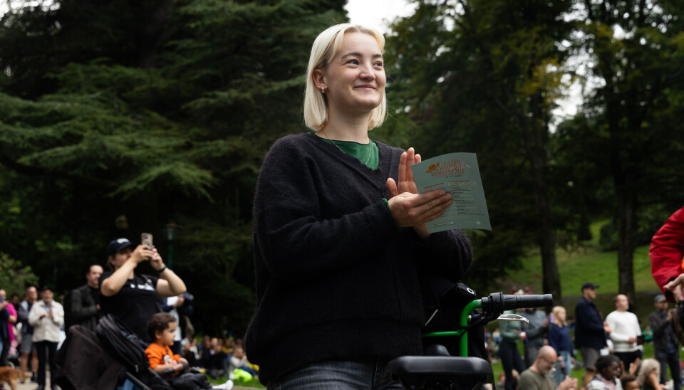 LYTTNG: Hanna syklet bare forbi, men stoppet opp og ble en del av publikumet.