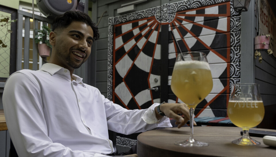 PÅ BAR: Studvest møter Zia Ali utenfor lesesalen på bar (uten alkohol i glasset).
