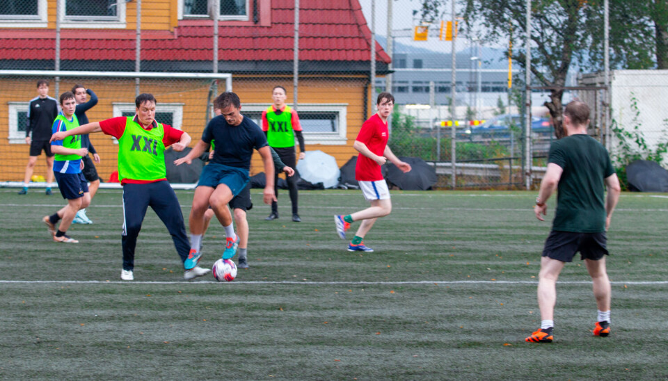 FREISTANDE: Sjølv vår eigen journalist snørte fotballskoa på.