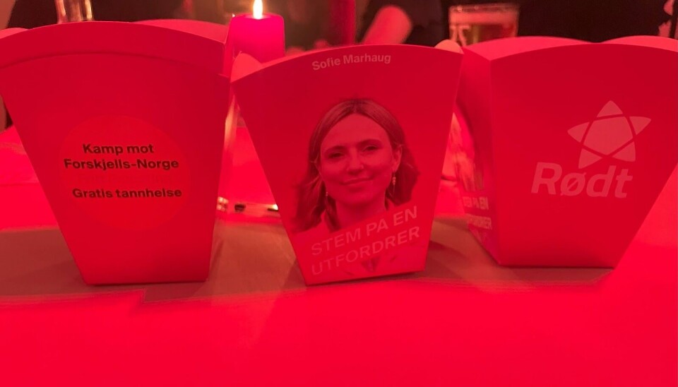 GRATIS: Sofie Marhaug prydet kveldens snacks.