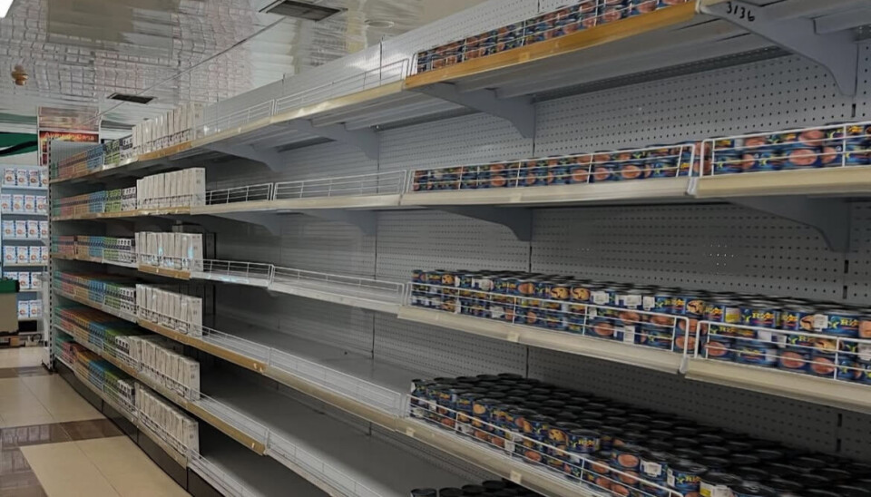 RASJONER: Tomme matbutikker var et vanlig syn.