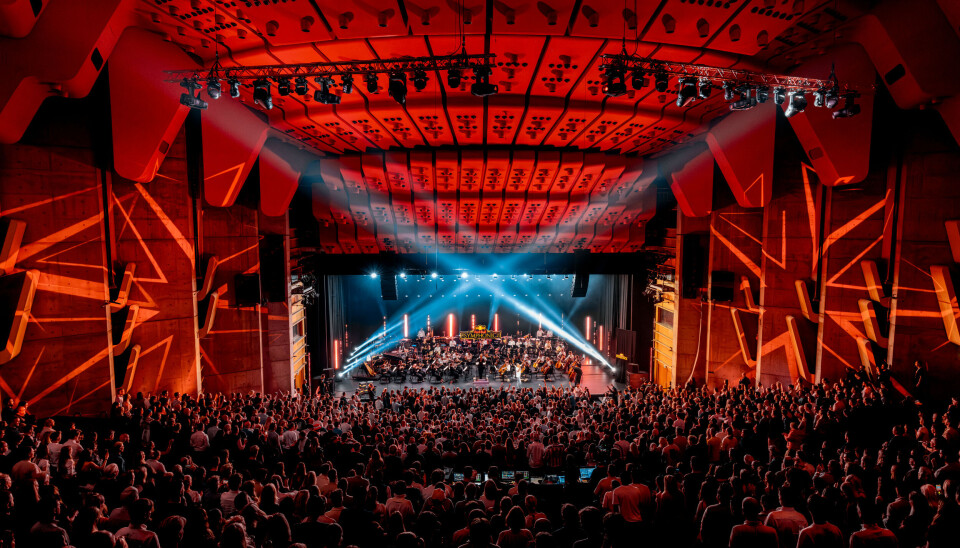 KONTRAST: Fiolin gjør seg overraskende godt til harde beats.